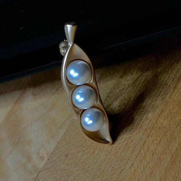 Sold. 🪲PEAS IN A POD BRUSHED GOLDEN BROOCH PIN - Picture 2 of 15